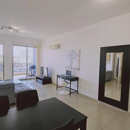 White Petals Apartment *