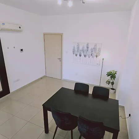 White Petals Apartment *