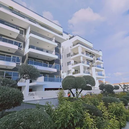 White Petals Apartment *