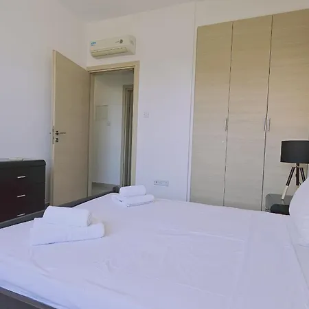 Apartment White Petals *