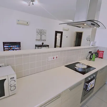 White Petals Apartment Larnaca