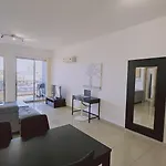 White Petals Apartment *